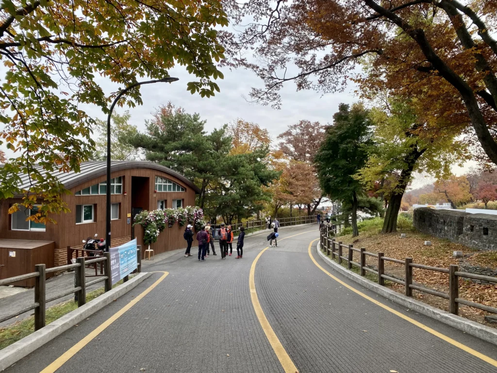 步行登上首尔南山